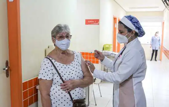 São Bernardo estende aplicação da 4ª dose para idosos de 70 anos ou mais