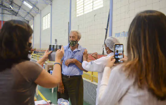 São Bernardo aplica 2ª dose em idosos de 69 a 84 anos nesta sexta-feira (30/04)