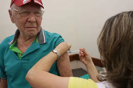 SP: vacinação contra gripe começa com filas demarcadas e apelo por comparecimento