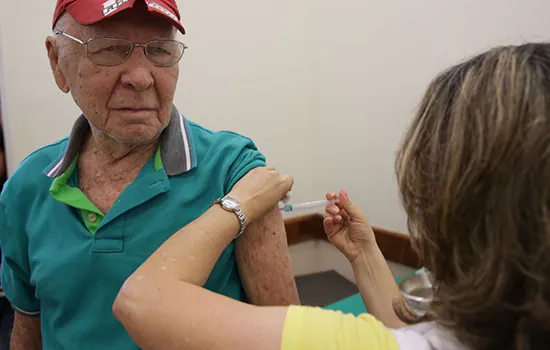 SP: vacinação contra gripe começa com filas demarcadas e apelo por comparecimento