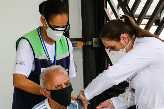 São Bernardo inicia aplicação da segunda dose em idosos de 85 a 89 anos em domicílio