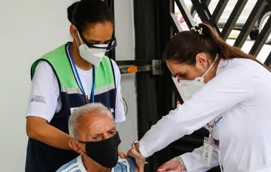 São Bernardo inicia aplicação da segunda dose em idosos de 85 a 89 anos em domicílio