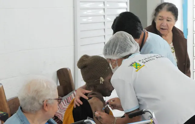 Santo André inicia vacinação bivalente em Instituições de Longa Permanência