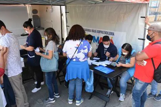 Prefeitura vacina a população contra a gripe e a Covid na Estação Mauá