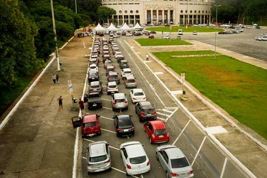 Seis horas de Paciência e Congestionamento para quem foi vacinar no Pacaembú