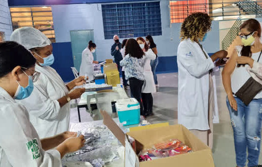 Ribeirão Pires imunizou 1.063 profissionais da Educação