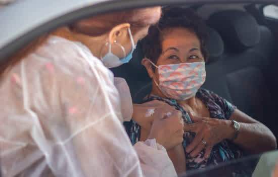 Idosa recebe vacina no Complexo Ayrton Senna