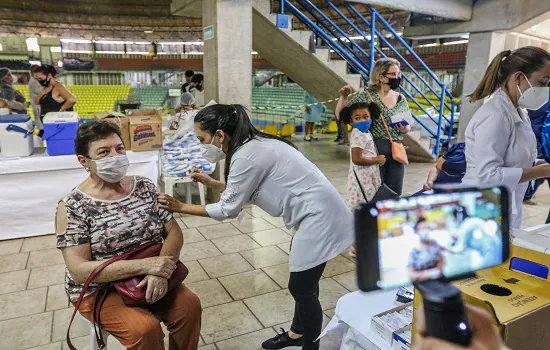 São Bernardo imuniza 3.671 idosos no primeiro dia de vacinação do público de 72 a 74 anos