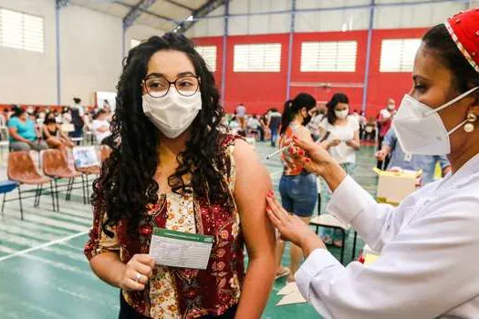 São Bernardo inicia aplicação da 3ª dose contra a Covid-19 em adolescentes de 12 a 17 anos