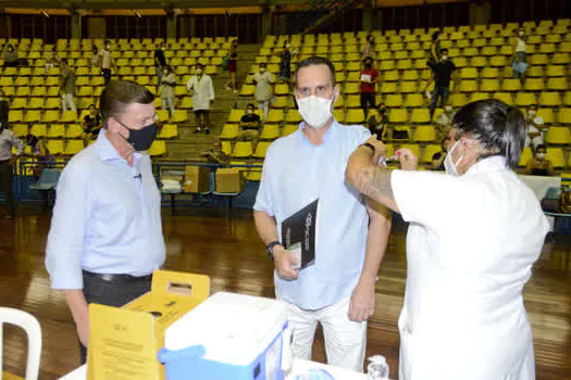 São Bernardo antecipa vacinação de profissionais da Educação para este sábado