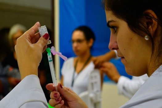 SP aplica vacinas contra a gripe e Covid-19 nas estações Itaquera e São Mateus do Metrô