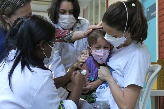 Ministério da Saúde recebe 1 milhão de doses de vacina contra covid-19