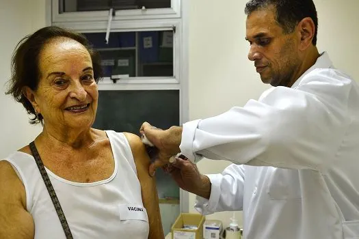 Covid-19: RJ aplica segundo reforço para idosos com 60 anos ou mais