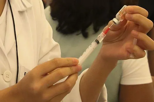 Cidade de SP começa a vacinar meninos de 9 e 10 anos contra HPV