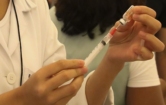 Cidade de SP começa a vacinar meninos de 9 e 10 anos contra HPV