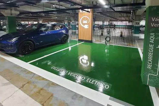 ‘Vagas Verdes’ para carros elétricos são inauguradas em Praia Grande