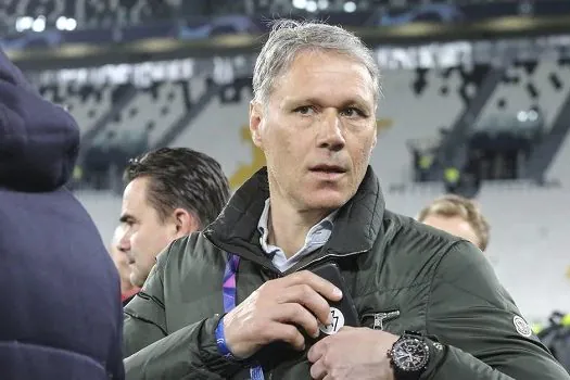 Van Basten critica estilo de Antony: “Não vale 100 milhões. Perde muito a bola”