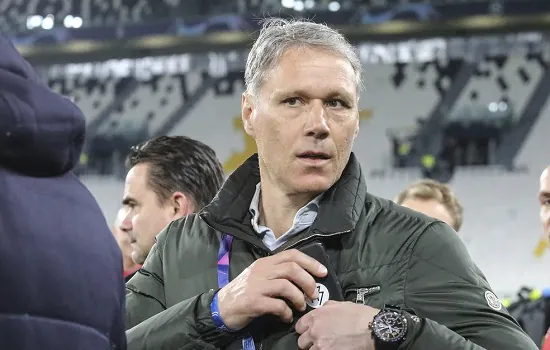 Van Basten critica estilo de Antony: “Não vale 100 milhões. Perde muito a bola”