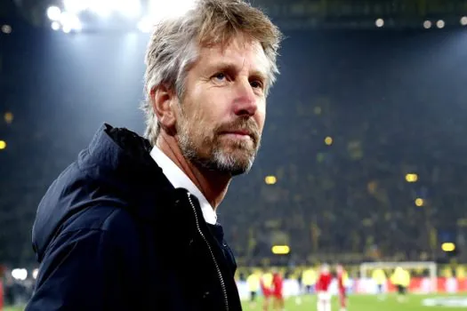 Estável, Van der Sar permanece em cuidados intensivos, mas condição ainda é ‘preocupante’