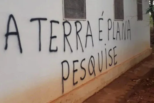 Capela católica sofre vandalismo e pichação com frases terraplanistas no interior de SP