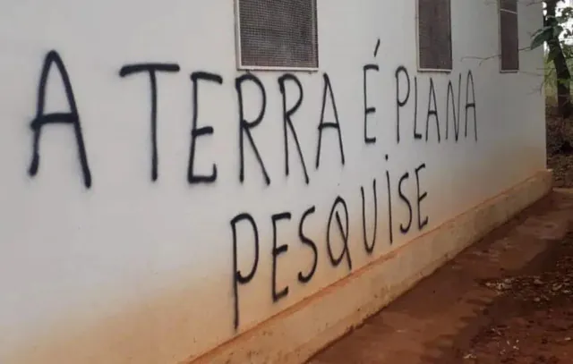 Capela católica sofre vandalismo e pichação com frases terraplanistas no interior de SP