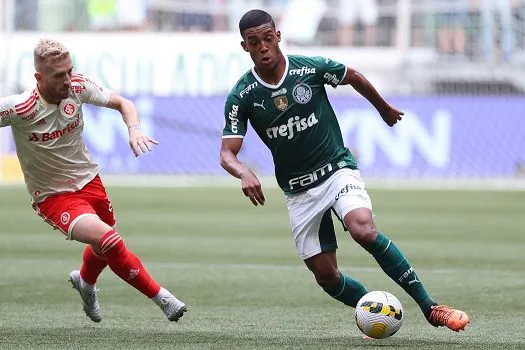 Vanderlan recebe elogios no Palmeiras após atuação destacada contra o Inter