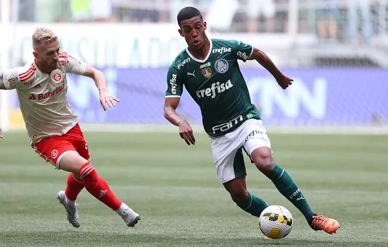 Vanderlan recebe elogios no Palmeiras após atuação destacada contra o Inter