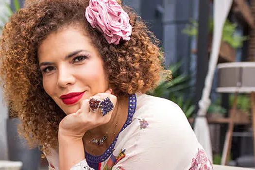 Vanessa da Mata apresenta “Quando Deixamos Nossos Beijos na Esquina”