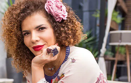 Vanessa da Mata apresenta “Quando Deixamos Nossos Beijos na Esquina”