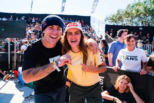 Pedro Barros e Yndiara Asp celebram a vitória no Vans Park Series Pro Tour