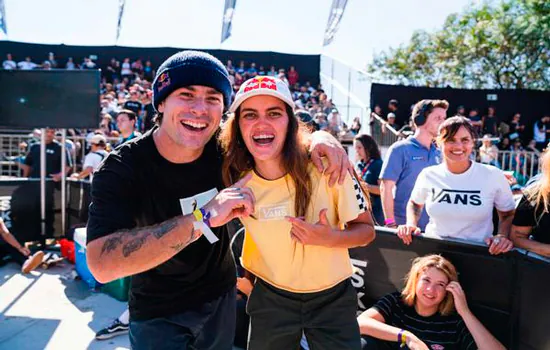 Pedro Barros e Yndiara Asp celebram a vitória no Vans Park Series Pro Tour