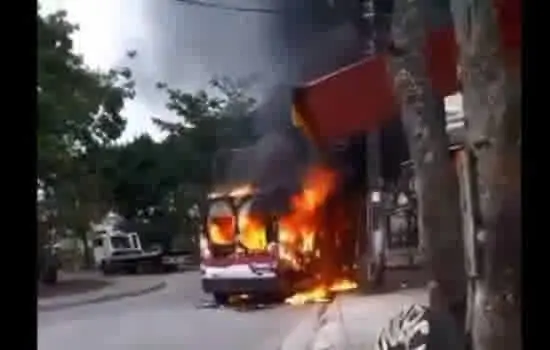 No Rio de Janeiro milicianos incendeiam vans