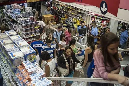 Índice de média móvel trimestral do varejo sobe 0,1% em dezembro mostra IBGE