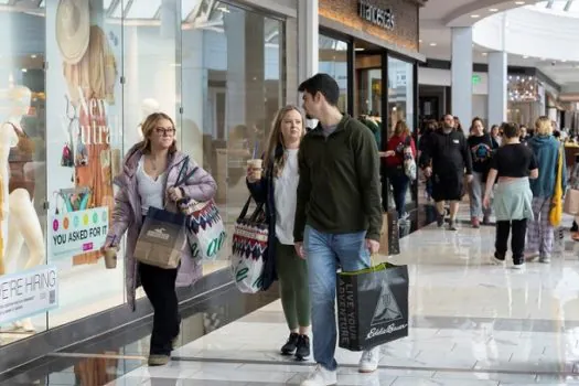 Vendas no varejo dos EUA caem 1,1% em dezembro ante novembro