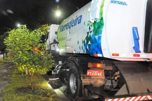 Semasa amplia serviços de varrição noturna e mecanizada em Santo André