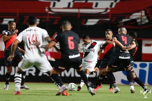 Atlético-GO e Vasco empatam e equipe carioca sai do Z4 na reestreia de Luxemburgo