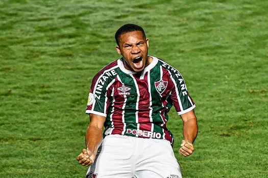 Cano marca no final e garante empate para o Vasco contra o Fluminense