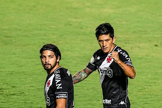 Cano faz 2, Vasco vence Atlético-MG e fica fora da zona de rebaixamento