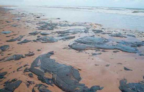 Governo de SP cria GT para monitorar mancha de óleo que atinge costa brasileira