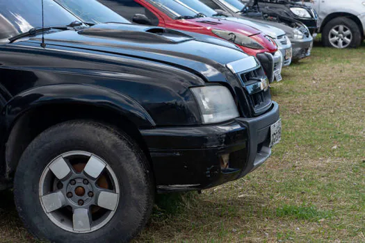 CET leiloa 183 veículos removidos por estacionamento irregular