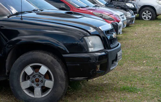 CET leiloa 183 veículos removidos por estacionamento irregular