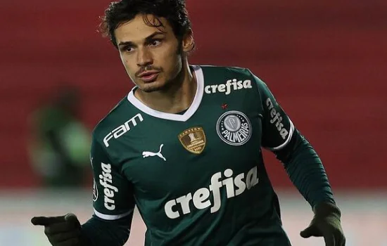 Raphael Veiga desfalca Palmeiras por lesão muscular na coxa direita