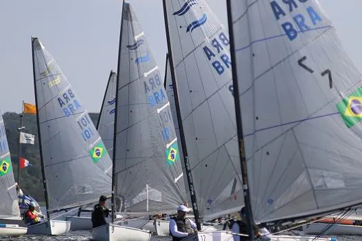 Campeonato Brasileiro de Finn 2022 abre com vento fraco e surpresa no YCSA