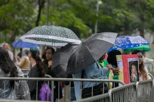 Fãs fazem fila para dar adeus a Rita Lee