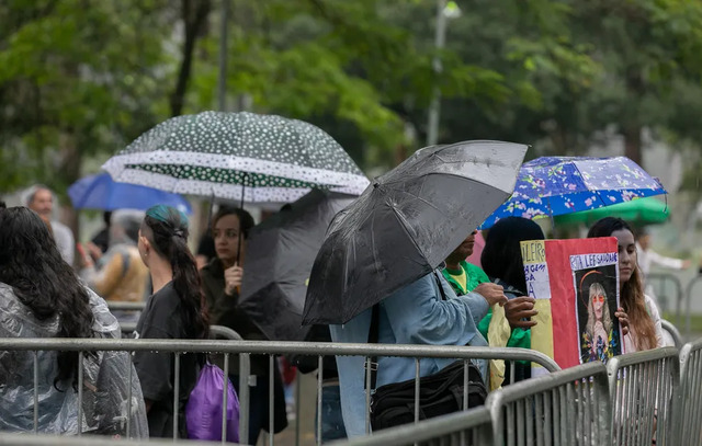 Fãs fazem fila para dar adeus a Rita Lee