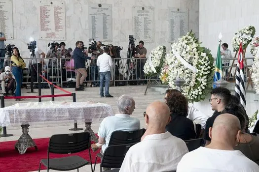 Emoção e homenagens marcam despedida à cantora Gal Costa, em velório na Alesp