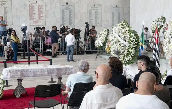 Emoção e homenagens marcam despedida à cantora Gal Costa