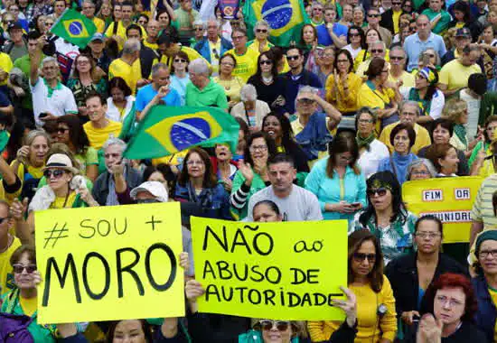 Manifestantes pedem veto à Lei de Abuso e atacam STF em BH