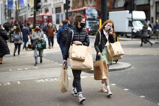 Vendas no varejo no Reino Unido caem 1,4% em março ante fevereiro