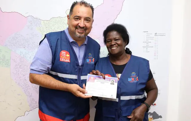 Mauá entrega licenças e equipamentos a vendedores ambulantes